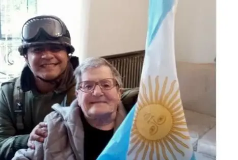 Residente abrazada a un granadero durante la celebración de una fecha patria