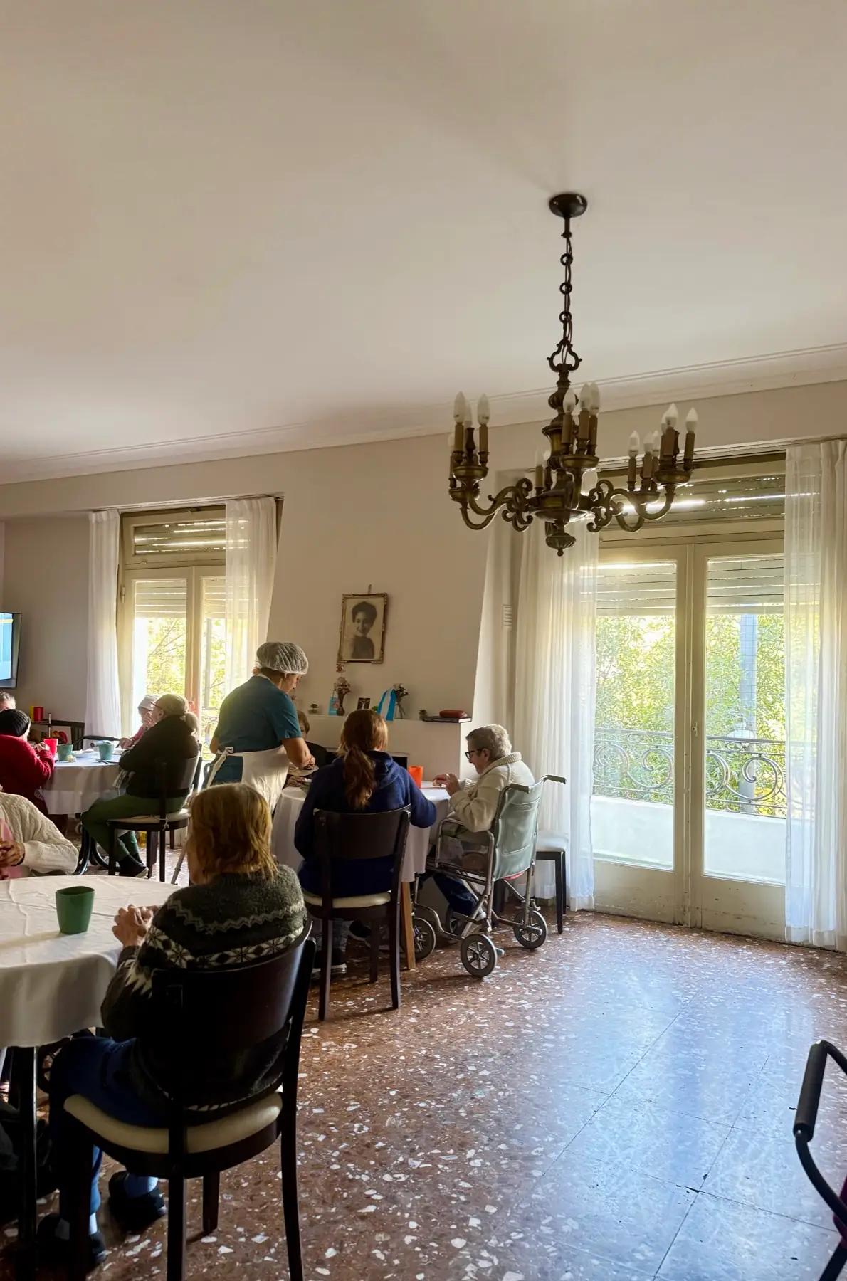 Salón comedor con ventanales al balcón y mucha luz natural durante el almuerzo