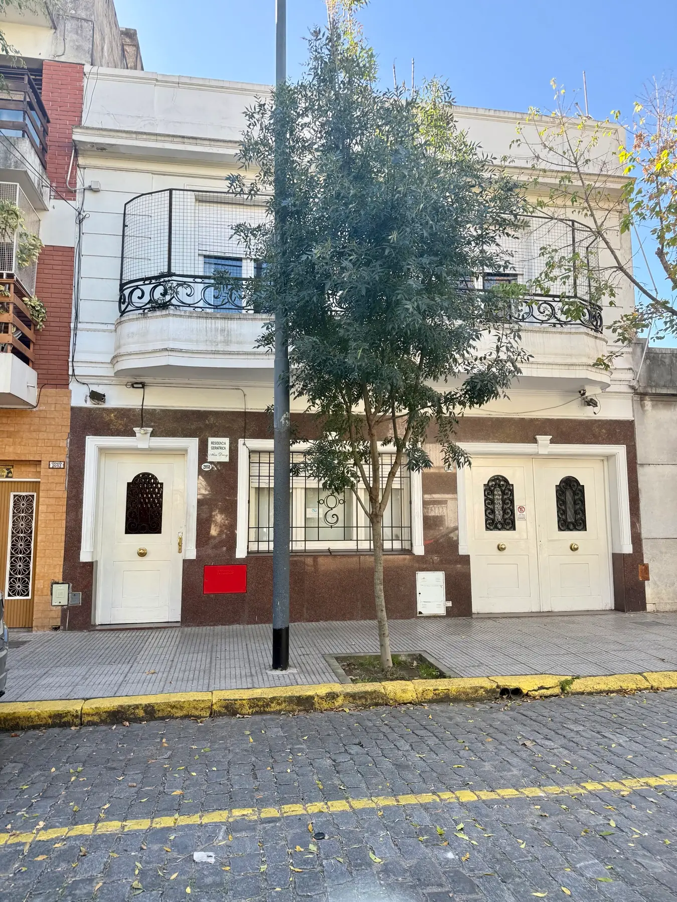 Fachada de Residencia Geriátrica Miss Daisy en Espinosa 2051, La Paternal: casa antigua de dos plantas con balcones de hierro forjado y frente de mármol