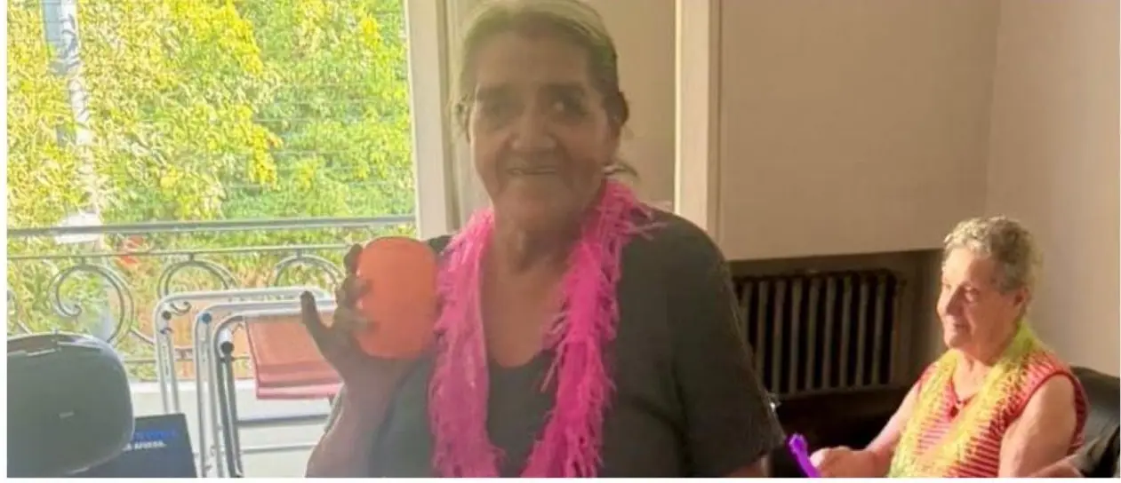 Festejo de carnaval en la residencia, con residentes disfrazadas con boas de colores