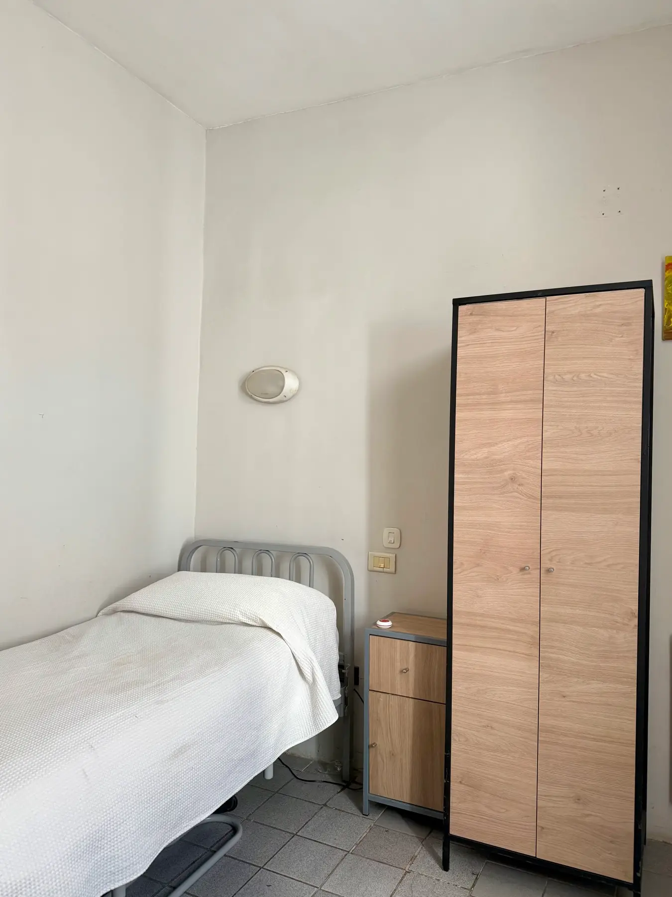 Habitación individual equipada con cama ortopédica articulada y placard