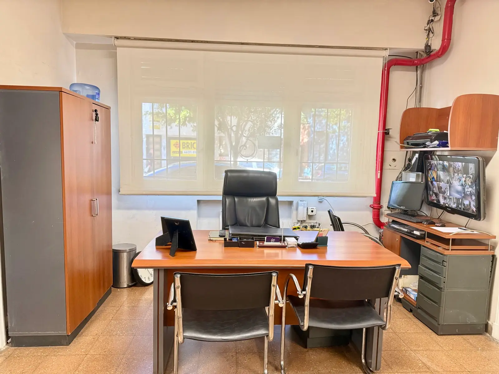 Oficina de administración de la residencia, con monitor de las cámaras de seguridad