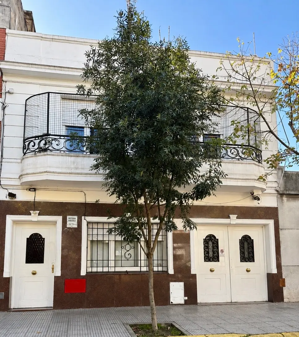 Fachada de Residencia Geriátrica Miss Daisy en Espinosa 2051, La Paternal: edificio de dos plantas con balcones de hierro forjado, con la puerta de entrada al frente