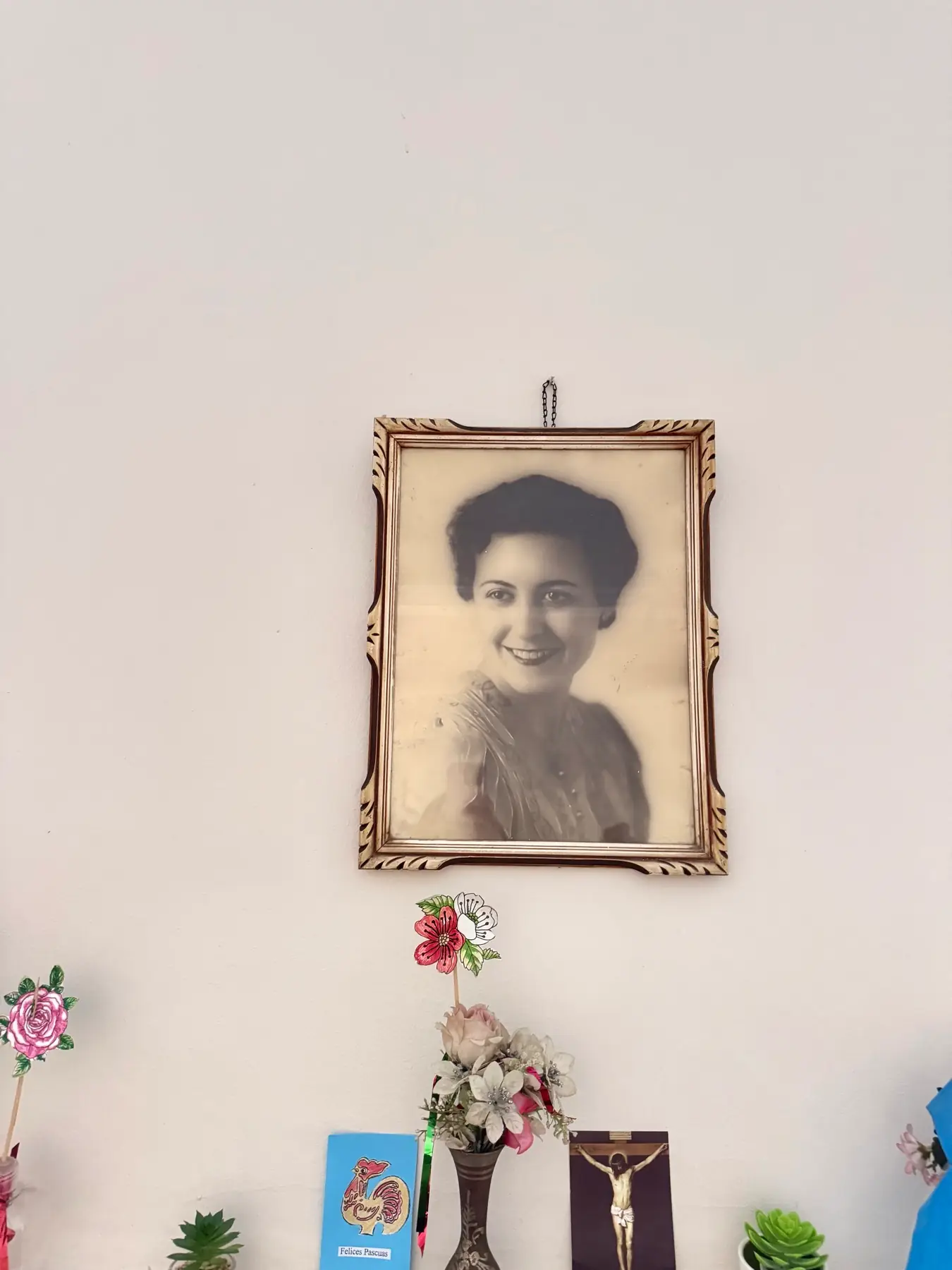 Retrato antiguo enmarcado de Margarita, madre del fundador, que da nombre a la residencia, colgado en el salón comedor