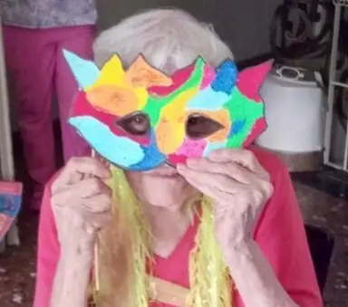 Residente con una máscara de carnaval de colores frente a la cámara
